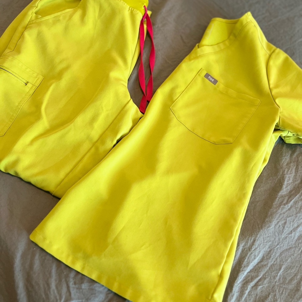 💛FIGS neon lime 🍋‍🟩 yellow scrubs